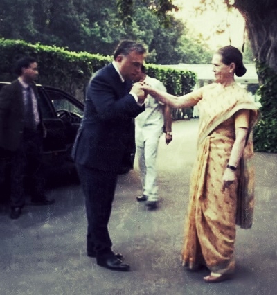 Kezüket csókolják