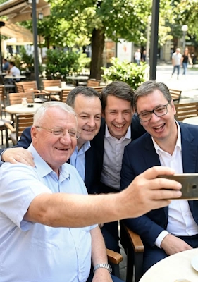 A SZEMÉLYI TITKÁR A FŐNÖKÉT IDÉZI  