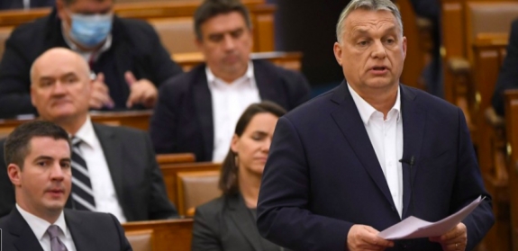 Katonásra váltott Orbán