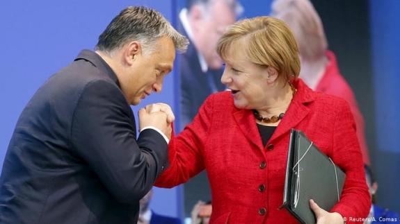 Merkel ismét Orbán védelmére kel?