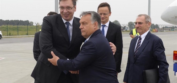 Orbán politikai szimpátiának rendeli alá a vírus elleni védekezést és a magyarok életét