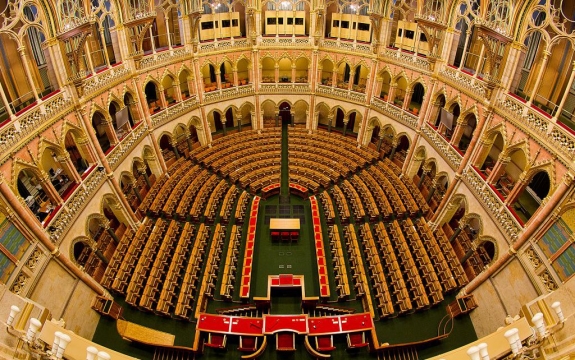 Magyarországon karanténba kerül a demokrácia