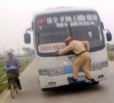 A száguldó buszsofőr esete a vietnámi rendőrrel