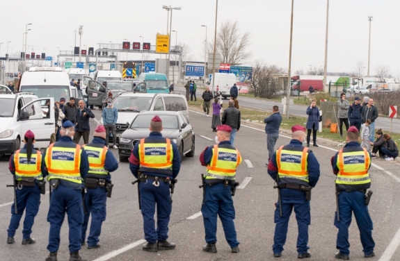 Orbán Viktor az izmait fitogtatja a határon