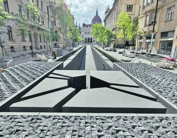 Soknyelvű ország – egynyelvű álom és emlék(mű)