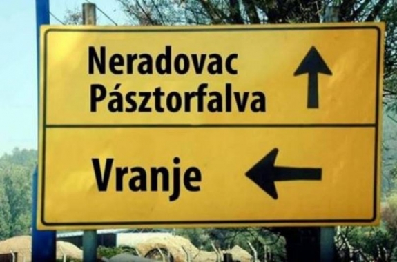 A szerbiai demokrácia meggyalázása