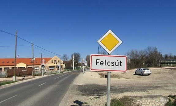 Valahol a nő és a férfi megjelölés között