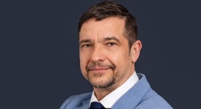 Hátulról kapaszkodnának a szekérre