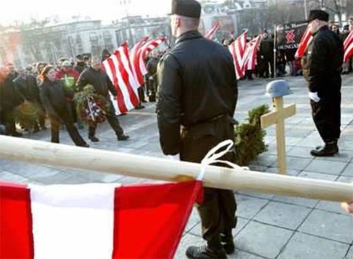 A fasiszták zászlaja alatt
