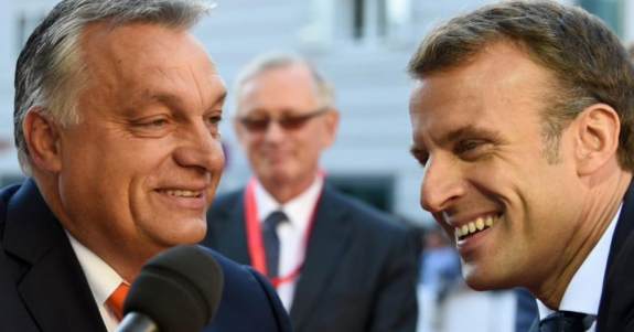 Orbán és Macron kutya-macska-barátsága