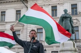 Tegnap még Orbánt imádták, ma pedig Magyar Péter zsámolya felé törtetnek